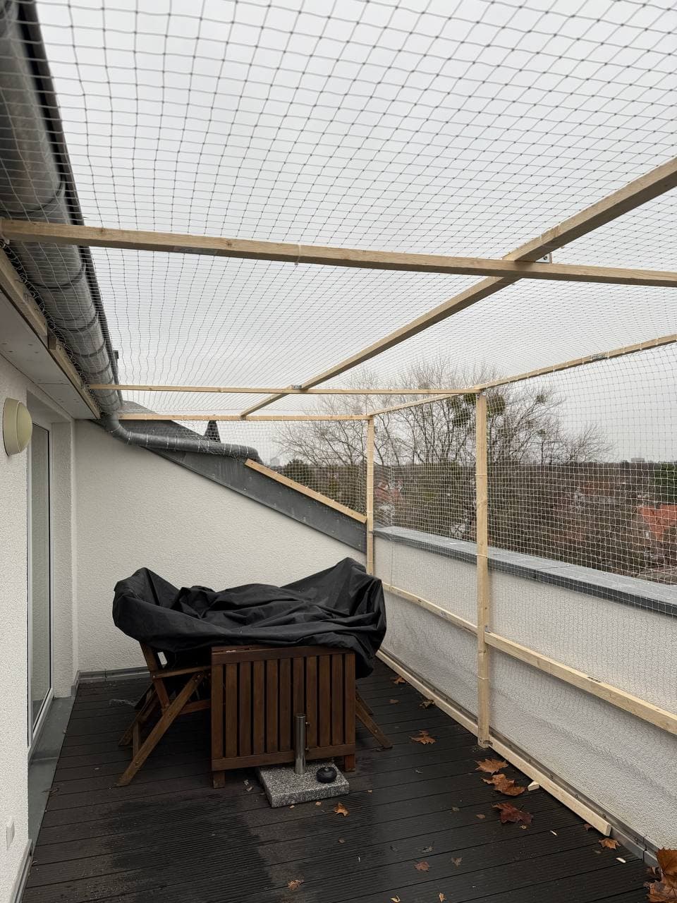 Dachterrasse mit Sitzecke, seitlich und oben rundum mit Katzenschutznetz gesichert