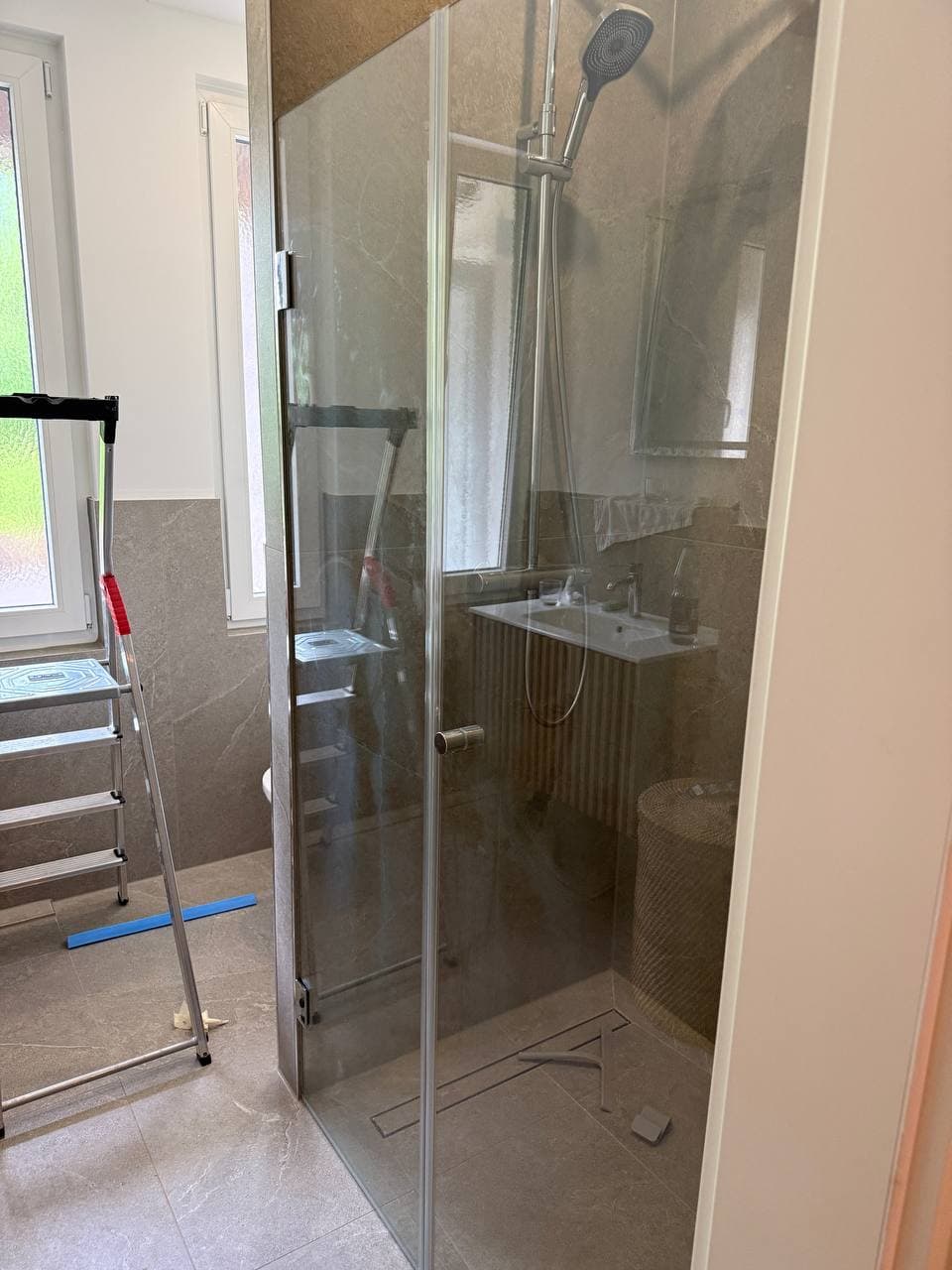 Glas-Duschkabine mit Drehtür während der Montage